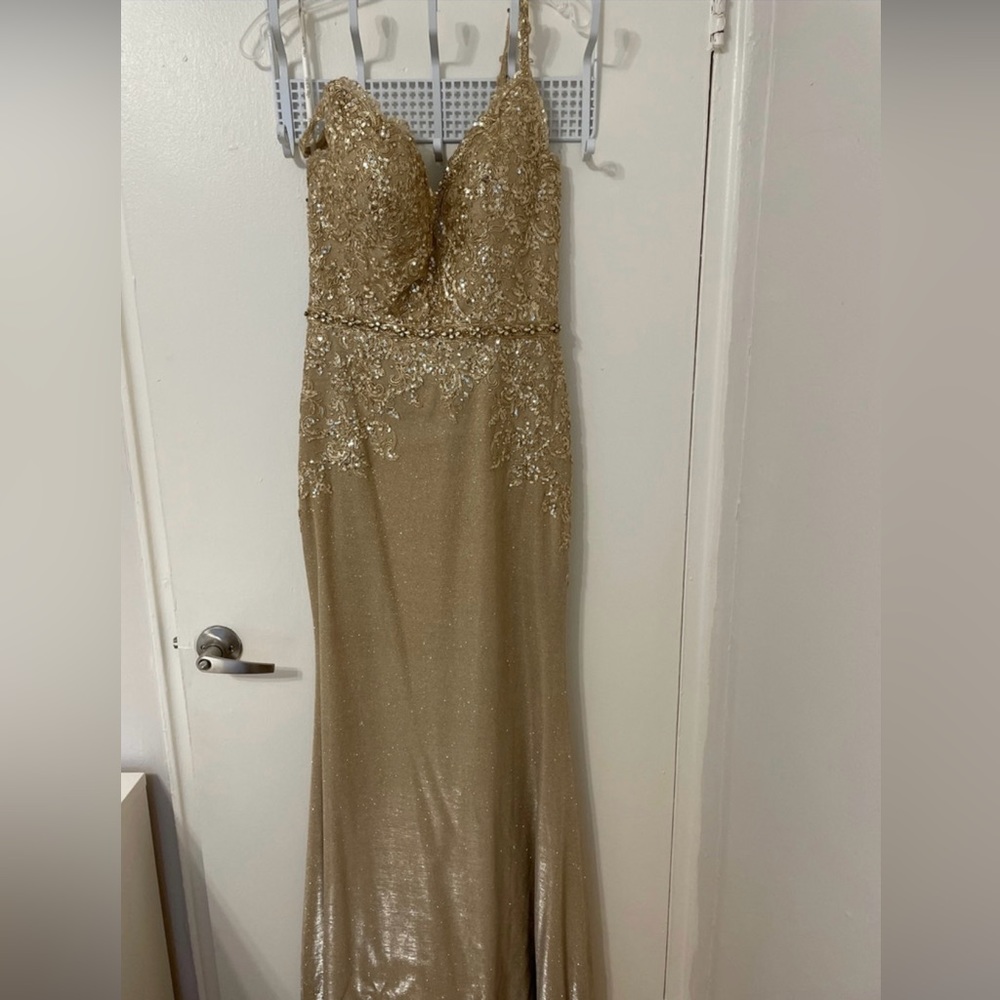 New dress for sale new by ticket
Colour Gold 
Size 8